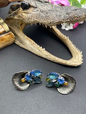 Juliana molded glass and leaf accent clip earrings vintage verified